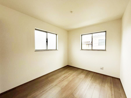 �q�������@�����`Bed Room�`�@�q�������͂��q�l�ɂƂ��đ�Ϗd�Ȗ���������܂��B�q����l�ŉ߂�����Ԃ�^���邱�ƂŁA�h���׋����Ԃ����R�Ƒ����܂����畔���̕Еt����|���Ȃǂ��������ƂɌq����܂��B