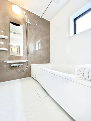 �����@�����`Bath Room�`�@�������������͋C�̗����Ŗ����Ɍ����ă��t���b�V���B���������@�\���t���Ă���̂ŗׂ̐���@�u����Ő􂢏オ�������󕨂��A�J�̓����V�C���C�ɂ������������邱�Ƃ��\�ł��B