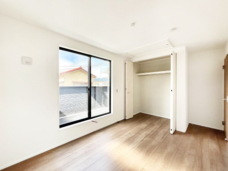 ���̑����ρ@�����`Bed Room�`  �S�����ɂ͎��[�N���[�[�b�g�������I���i�g���̂��m���⏬���͂������A�G�ߕ��̂��m���Ȃǂ���������Ɛ������ڂ����܂������܂��B  ������Ԃ��L���g�p�ł��܂��ˁB