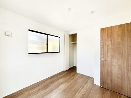 �q�������@�����`Bed Room�`�@�q�������͂��q�l�ɂƂ��đ�Ϗd�Ȗ���������܂��B�q����l�ŉ߂�����Ԃ�^���邱�ƂŁA�h���׋����Ԃ����R�Ƒ����܂����畔���̕Еt����|���Ȃǂ��������ƂɌq����܂��B