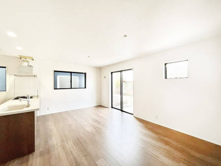 ���̑����ρ@�����`Living�`�@�O���̗��Ȃ��V���v���ł�������LDK�B�傫�ȑ�������������������ނ̂Ŏ��������邭�A�Ƒ��̌e���̏�Ƃ��ăs�b�^���ł��B�J�����Ɠ�������̗ǂ��𐥔񂲗����������I