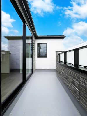 �o���R�j�[�@������A�������`Balcony�`�@�傫�ȋ�Ɉ͂܂ꂽ�C�����̂����ƁB�o���R�j�[��`�������ň��|�I�ȊJ�����ɕ�܂�܂��B�o���R�j�[�͗z���������݂��z�c����󕨂��C�����悭�������Ƃ��ł��܂��B