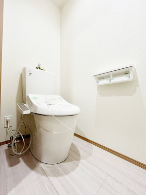 �g�C���@������A�������`Toilet�`�@�������̂��鐅����g�C���̓E�H�V�����b�g�t���ł����g�C���͖����g�킴��𓾂Ȃ����́B����������ۂ������ł��ˁB�g�C����2��������̂Œ��̍��G���ɕ֗��ł��I