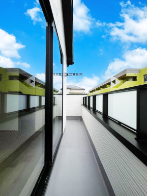 �o���R�j�[�@������B�������`Balcony�`�@�傫�ȋ�Ɉ͂܂ꂽ�C�����̂����ƁB�o���R�j�[��`�������ň��|�I�ȊJ�����ɕ�܂�܂��B�o���R�j�[�͗z���������݂��z�c����󕨂��C�����悭�������Ƃ��ł��܂��B