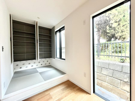 ���̑����ρ@������No.2���`Japanese Room�`�@LDK�אڂ̘a���́A�A�C���������Ȃǉ��l�̉Ǝ��X�y�[�X�Ƃ��āA�܂������Ȃ��q�l�̂��邲�ƒ�ł͂����Q�₨�ނւ��̏�Ƃ��Ă����p���������܂��B