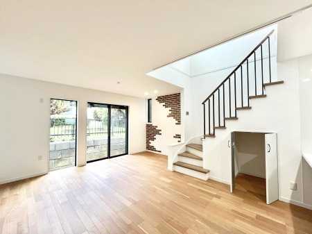 ���̑����ρ@������No.2���`Living�`�@�L���ȗz�������̏ꏊ���Ƃ炵�����B�����邱�̋�Ԃ݂͂�Ȃ̏Ί炪�W���ꏊ�A����Y��A���邱�Ƃ̂Ȃ����킢���Ȃ���b���y���ގ��ԁA��������̎v�����Ԃ���ꏊ�B