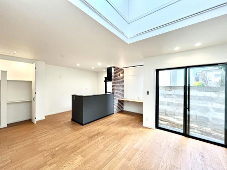 ���r���O�@������No.1���`Living�`�@�O���̗��Ȃ��V���v���ł�������LDK�B�傫�ȑ�������������������ނ̂Ŏ��������邭�A�Ƒ��̌e���̏�Ƃ��ăs�b�^���ł��B�J�����Ɠ�������̗ǂ��𐥔񂲗����������I