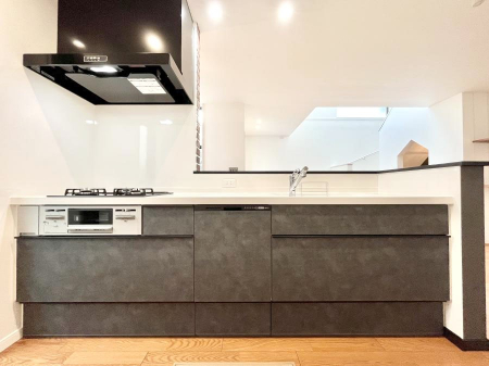 �L�b�`���@������No.1���`Kitchen�`�@��b���e�ރ��r���O�A�������������Ȃ�L�b�`���B�Ƃ́A�������������ł͂Ȃ��A��炵��������A���K�ɂ���ꏊ�B�Ί�̖����A���炬�̓��X�̂��߂ɁA�ŐV�̐ݔ��E�d�l���̗p�B