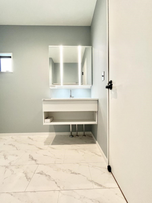 ���ʑ�E���ʏ��@������No.1���`Dressing Room�`�@�\���ȑ傫���̐��ʑ�͎��[�����鎖�Ȃ���A�g�����Ȃ݃`�F�b�N�⎕�����ȂǁA���̍Q�����������Ԃł��z�e�����C�N�ȃX�y�[�X�ŗ]�T�Ƃ�Ƃ�������Ē����܂��B