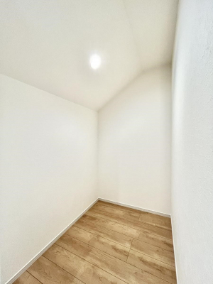 ���̑��@�����`Walk-in Closet�`�@�K�v�Ȃ��̂�R�[�f�B�l�[�g���ꗗ���Ċm�F�ł��A�g�x�x�⏀�����Z���ԂōςރE�H�[�N�C���N���[�[�b�g��ݒu���܂����B�Ƃ̒�����������Ƃ�����֗��Ȏ��[�X�y�[�X�ł��B