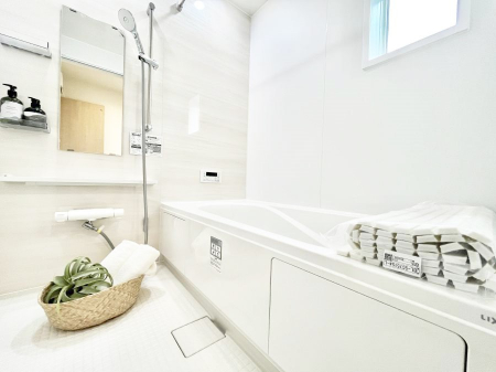 �����@�����`Bath Room�`�@�������Ƒ���L�΂��ē������邱�Ƃ��\�I����̔�������M�d�ȃo�X�^�C���ł��B���q�l�Ƃ��ꏏ�ł��\���ȍL���Ȃ̂ŁA���r���O�Ƃ͈�����Ƒ��c�R�̂ЂƎ������y���݂��������܂��B