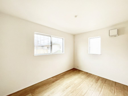 �q�������@�����`Bed Room�`�@2�ʍ̌����m�ۂ������邢�����́A���ʂ����ǂ��A��ϋ��S�n�̗ǂ���ԂƂȂ��Ă���܂��B�u�₩�ȕ��������ċN���钩�́A���K�����̎n�܂�ɁI���������ʕ����ƂĂ��ǂ��Z�܂���