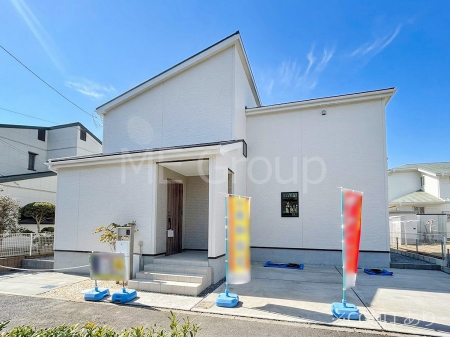 ���n�O�ώʐ^�@�O�ρ`Exterior�`  �ՐÂȏZ��n�Ŏq��ĉƑ��Ƀs�b�^���B  �����̂��U�������K�ȗ΂Ɍb�܂ꂽ�G���A�ŁA���R�ɕ�܂ꂽ���₩�ȕ�炵���������邽�߂́A��Ƃ肠��Z���������Ă��܂��B