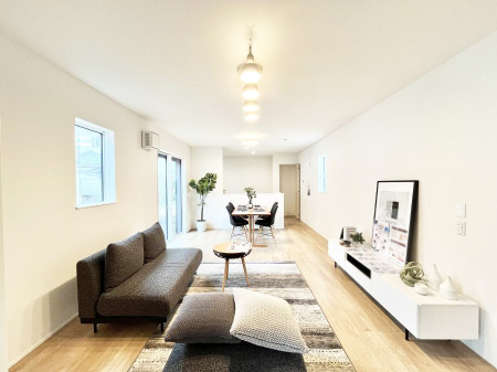 ���r���O�@�����`Living�`�@�Ƒ��̈�̊�����������L�X�Ƃ����X�y�[�X�B�Ƒ��Ɖ߂������Ԃ��؂ɂ�����Ƀs�b�^���̂�Ƃ�̏Z��Ԃł��B���q�l���������Ă����S���Č����܂��B�Ƒ��̏΂��������ɂ��ڂɕ����т܂��B