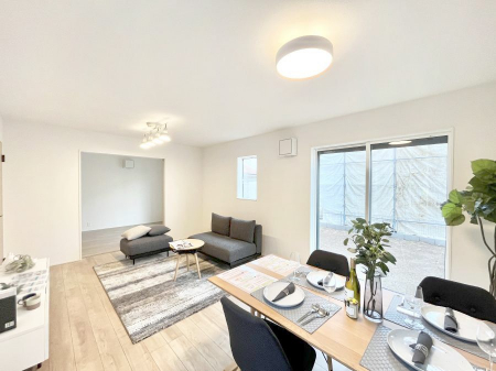 ���r���O�@�����`Living�`�@�O���̗��Ȃ��V���v���ł�������LDK�B�傫�ȑ�������������������ނ̂Ŏ��������邭�A�Ƒ��̌e���̏�Ƃ��ăs�b�^���ł��B�J�����Ɠ�������̗ǂ��𐥔񂲗����������I