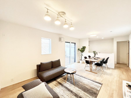 ���̑����ρ@�����`Living�`�@�Ƒ��̐H����c���̂ق��A�q�ǂ���V�΂�����A�F�l���������肷��LDK�͏Z�܂��̒��S�B�����ԉ߂����ꏊ������A���̋�Ԃ͏Z�܂��S�̂̋��S�n�����E���܂��B