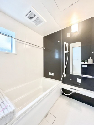 �����@�������P�������`Bath Room�`�@���t���̃o�X���[���́A�̌������薾�邭�C�����̗ǂ���Ԃł��B�������邱�ƂŁA���C�����ǍD�B������芰����o�X���[���ŁA�����̃o�X�^�C�����y���݂ɂȂ肻���ł��B