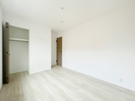 �q�������@�������P�������`Bed Room�`�@�q�������͂��q�l�ɂƂ��đ�Ϗd�Ȗ���������܂��B�q����l�ŉ߂�����Ԃ�^���邱�ƂŁA�h���׋����Ԃ����R�Ƒ����܂����畔���̕Еt����|���Ȃǂ��������ƂɌq����܂��B