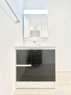 ���ʑ�E���ʏ��@�������P�������`Dressing Room�`  ����������F�����œ��ꂳ��Ă���ƁA�X�b�L���Ɛ�������ۂ������܂��B���̗��ɂ͂����Ղ�Ǝ��[�X�y�[�X��W�������I�����́A�V���v�����@�\�����d�����āB