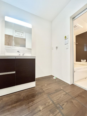 ���̑��@�������Q�������`Dressing Room�`  �\���ȑ傫���̐��ʑ�͎��[�����鎖�Ȃ���A�g�����Ȃ݃`�F�b�N�⎕�����ȂǁA���̍Q�����������Ԃł��z�e�����C�N�ȃX�y�[�X�ŗ]�T�Ƃ�Ƃ�������Ē����܂��B