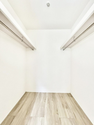 ���̑��@�����`Walk-in Closet�`�@�K�v�Ȃ��̂�R�[�f�B�l�[�g���ꗗ���Ċm�F�ł��A�g�x�x�⏀�����Z���ԂōςރE�H�[�N�C���N���[�[�b�g��ݒu���܂����B�Ƃ̒�����������Ƃ�����֗��Ȏ��[�X�y�[�X�ł��B