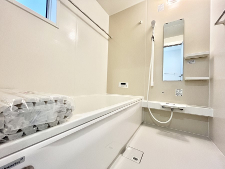 �����@�����`Bath Room�`�@�������Ƒ���L�΂��ē������邱�Ƃ��\�I����̔�������M�d�ȃo�X�^�C���ł��B���q�l�Ƃ��ꏏ�ł��\���ȍL���Ȃ̂ŁA���r���O�Ƃ͈�����Ƒ��c�R�̂ЂƎ������y���݂��������܂��B