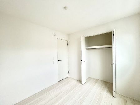 �Q���@�����`Bed Room�`  �S�����ɂ͎��[�N���[�[�b�g�������I���i�g���̂��m���⏬���͂������A�G�ߕ��̂��m���Ȃǂ���������Ɛ������ڂ����܂������܂��B  ������Ԃ��L���g�p�ł��܂��ˁB