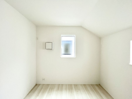 �q�������@�����`Bed Room�`�@�q�������͂��q�l�ɂƂ��đ�Ϗd�Ȗ���������܂��B�q����l�ŉ߂�����Ԃ�^���邱�ƂŁA�h���׋����Ԃ����R�Ƒ����܂����畔���̕Еt����|���Ȃǂ��������ƂɌq����܂��B