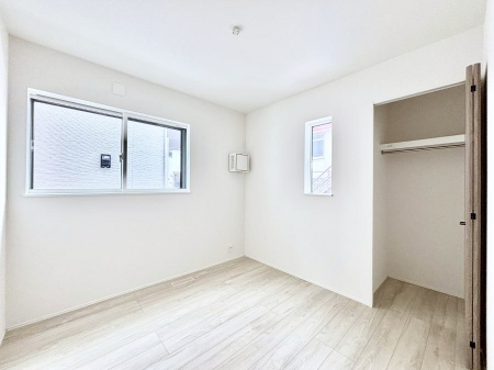 �q�������@�����`Bed Room�`�@�q�������͂��q�l�ɂƂ��đ�Ϗd�Ȗ���������܂��B�q����l�ŉ߂�����Ԃ�^���邱�ƂŁA�h���׋����Ԃ����R�Ƒ����܂����畔���̕Еt����|���Ȃǂ��������ƂɌq����܂��B