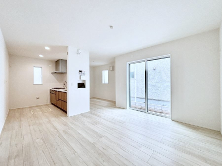 ���r���O�@�����`Living�`�@�O���̗��Ȃ��V���v���ł�������LDK�B�傫�ȑ�������������������ނ̂Ŏ��������邭�A�Ƒ��̌e���̏�Ƃ��ăs�b�^���ł��B�J�����Ɠ�������̗ǂ��𐥔񂲗����������I