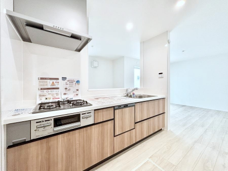 �L�b�`���@�����`Kitchen�`�@��b���e�ރ��r���O�A�������������Ȃ�L�b�`���B�Ƃ́A�������������ł͂Ȃ��A��炵��������A���K�ɂ���ꏊ�B�Ί�̖����A���炬�̓��X�̂��߂ɁA�ŐV�̐ݔ��E�d�l���̗p�B