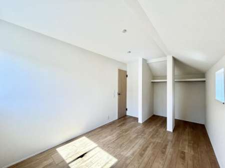 �q�������@�����`Bed Room�`�@�q�������͂��q�l�ɂƂ��đ�Ϗd�Ȗ���������܂��B�q����l�ŉ߂�����Ԃ�^���邱�ƂŁA�h���׋����Ԃ����R�Ƒ����܂����畔���̕Еt����|���Ȃǂ��������ƂɌq����܂��B