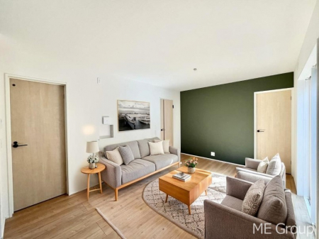 ���r���O�@�����`Living�`  �Ƒ��̐H����c���̂ق��A�q�ǂ���V�΂�����A�F�l���������肷��LDK�͏Z�܂��̒��S�B  �����ԉ߂����ꏊ������A���̋�Ԃ͏Z�܂��S�̂̋��S�n�����E���܂��B���Ƌ�͂b�f�ł��B