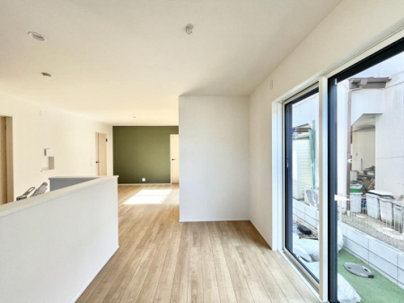 ���r���O�@�����`Living�`  �L���ȗz�������̏ꏊ���Ƃ炵�����B  �����邱�̋�Ԃ݂͂�Ȃ̏Ί炪�W���ꏊ�A����Y��A���邱�Ƃ̂Ȃ����킢���Ȃ���b���y���ގ��ԁA��������̎v�����Ԃ���ꏊ�B