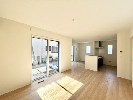 ���̑����ρ@�����`Living�`�@�O���̗��Ȃ��V���v���ł�������LDK�B�傫�ȑ�������������������ނ̂Ŏ��������邭�A�Ƒ��̌e���̏�Ƃ��ăs�b�^���ł��B�J�����Ɠ�������̗ǂ��𐥔񂲗����������I