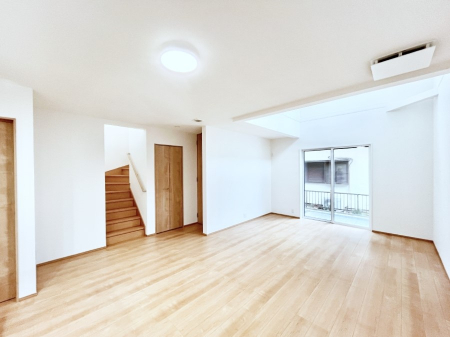 ���r���O�@���r���O�K�i�A������؂ȉƑ��ƃR�~���j�P�[�V�������Ƃ��Ƒ��v���̊Ԏ��