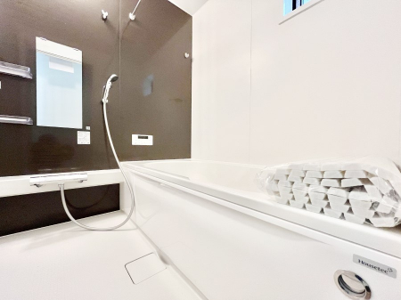 �����@�����`Bath Room�`�@�������������͋C�̗����Ŗ����Ɍ����ă��t���b�V���B���������@�\���t���Ă���̂ŗׂ̐���@�u����Ő􂢏オ�������󕨂��A�J�̓����V�C���C�ɂ������������邱�Ƃ��\�ł��B