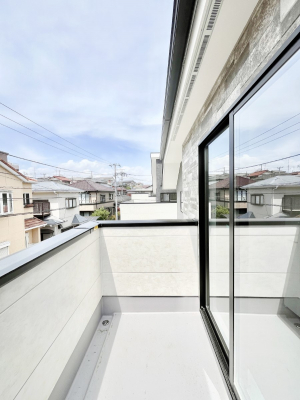 �o���R�j�[�@�����`Balcony�`  �傫�ȋ�Ɉ͂܂ꂽ�C�����̂����ƁB  �o���R�j�[��`�������ň��|�I�ȊJ�����ɕ�܂�܂��B  �o���R�j�[�͗z���������݂��z�c����󕨂��C�����悭�������Ƃ��ł��܂��B