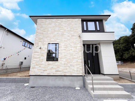 ���n�O�ώʐ^�@�O�ρ`Exterior�`  �ՐÂȏZ��n�Ŏq��ĉƑ��Ƀs�b�^���B  �����̂��U�������K�ȗ΂Ɍb�܂ꂽ�G���A�ŁA���R�ɕ�܂ꂽ���₩�ȕ�炵���������邽�߂́A��Ƃ肠��Z���������Ă��܂��B