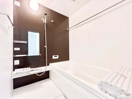 �����@�����`Bath Room�`�@�������������͋C�̗����Ŗ����Ɍ����ă��t���b�V���B���������@�\���t���Ă���̂ŗׂ̐���@�u����Ő􂢏オ�������󕨂��A�J�̓����V�C���C�ɂ������������邱�Ƃ��\�ł��B