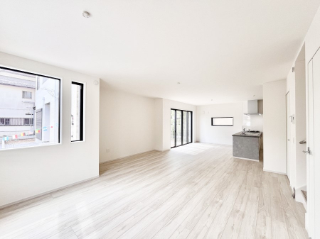 ���̑����ρ@�����`Living�`�@�Ƒ��̈�̊�����������L�X�Ƃ����X�y�[�X�B�Ƒ��Ɖ߂������Ԃ��؂ɂ�����Ƀs�b�^���̂�Ƃ�̏Z��Ԃł��B���q�l���������Ă����S���Č����܂��B�Ƒ��̏΂��������ɂ��ڂɕ����т܂��B