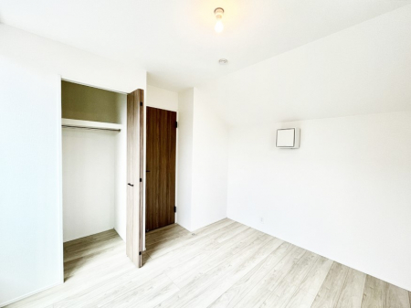 �q�������@������1�������`Bed Room�`�@�q�������͂��q�l�ɂƂ��đ�Ϗd�Ȗ���������܂��B�q����l�ŉ߂�����Ԃ�^���邱�ƂŁA�h���׋����Ԃ����R�Ƒ����܂����畔���̕Еt����|���Ȃǂ��������ƂɌq����܂��B