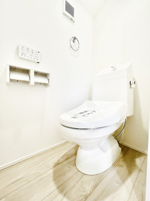 �g�C���@������1�������`Toilet�`�@�Y��E�X�b�L���E���K�ȃE�H�V�����b�g�t�g�C���ł��낰���Ԃł��B1�A2�K���Ƀg�C���X�y�[�X�I�̌������薾�邭�A���K��ԂƂȂ��Ă���܂��������g���ꏊ�����炱���̔z���ł��I