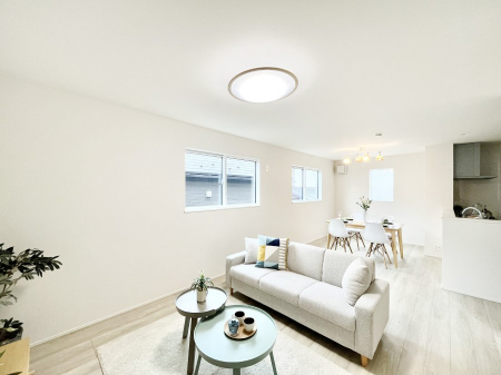 ���r���O�@������1�������`Living�`�@�Ƒ��̈�̊�����������L�X�Ƃ����X�y�[�X�B�Ƒ��Ɖ߂������Ԃ��؂ɂ�����Ƀs�b�^���̂�Ƃ�̏Z��Ԃł��B���q�l���������Ă����S���Č����܂��B