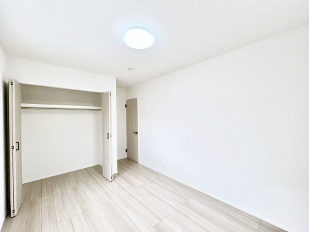 ���̑����ρ@�����`Bed Room�`  �S�����ɂ͎��[�N���[�[�b�g�������I���i�g���̂��m���⏬���͂������A�G�ߕ��̂��m���Ȃǂ���������Ɛ������ڂ����܂������܂��B  ������Ԃ��L���g�p�ł��܂��ˁB