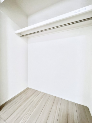 ���[�@�����`Closet�`�@�ǖʃN���[�[�b�g������΃^���X��u���K�v���Ȃ��A�o������̂Ȃ��X�b�L����Ԃ��ێ��ł��܂��B����ꂽ�X�y�[�X��L���Ɋ��p�ł������B�G�߂̈ߗނ��̕i�Ȃǂ����Ղ���[�o���܂��ˁ�