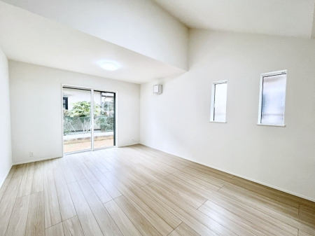 ���r���O�@�����`Living�`�@�O���̗��Ȃ��V���v���ł�������LDK�B�傫�ȑ�������������������ނ̂Ŏ��������邭�A�Ƒ��̌e���̏�Ƃ��ăs�b�^���ł��B�J�����Ɠ�������̗ǂ��𐥔񂲗����������I