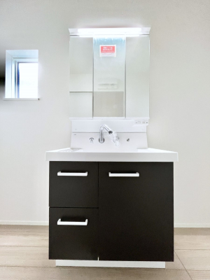 ���ʑ�E���ʏ��@�����`Dressing Room�`�@�\���ȑ傫���̐��ʑ�͎��[�����鎖�Ȃ���A�g�����Ȃ݃`�F�b�N�⎕�����ȂǁA���̍Q�����������Ԃł��z�e�����C�N�ȃX�y�[�X�ŗ]�T�Ƃ�Ƃ�������Ē����܂��B