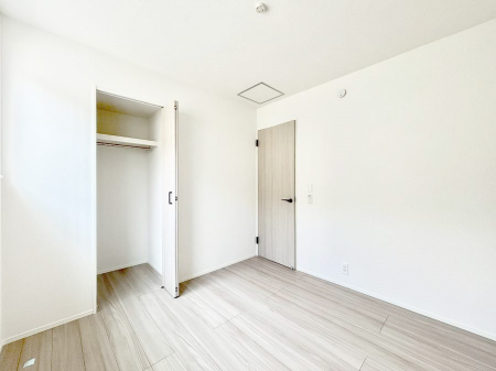 �q�������@�����`Bed Room�`  �S�����ɂ͎��[�N���[�[�b�g�������I���i�g���̂��m���⏬���͂������A�G�ߕ��̂��m���Ȃǂ���������Ɛ������ڂ����܂������܂��B  ������Ԃ��L���g�p�ł��܂��ˁB