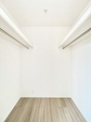 ���̑��@�����`Walk-in Closet�`�@�K�v�Ȃ��̂�R�[�f�B�l�[�g���ꗗ���Ċm�F�ł��A�g�x�x�⏀�����Z���ԂōςރE�H�[�N�C���N���[�[�b�g��ݒu���܂����B�Ƃ̒�����������Ƃ�����֗��Ȏ��[�X�y�[�X�ł��B